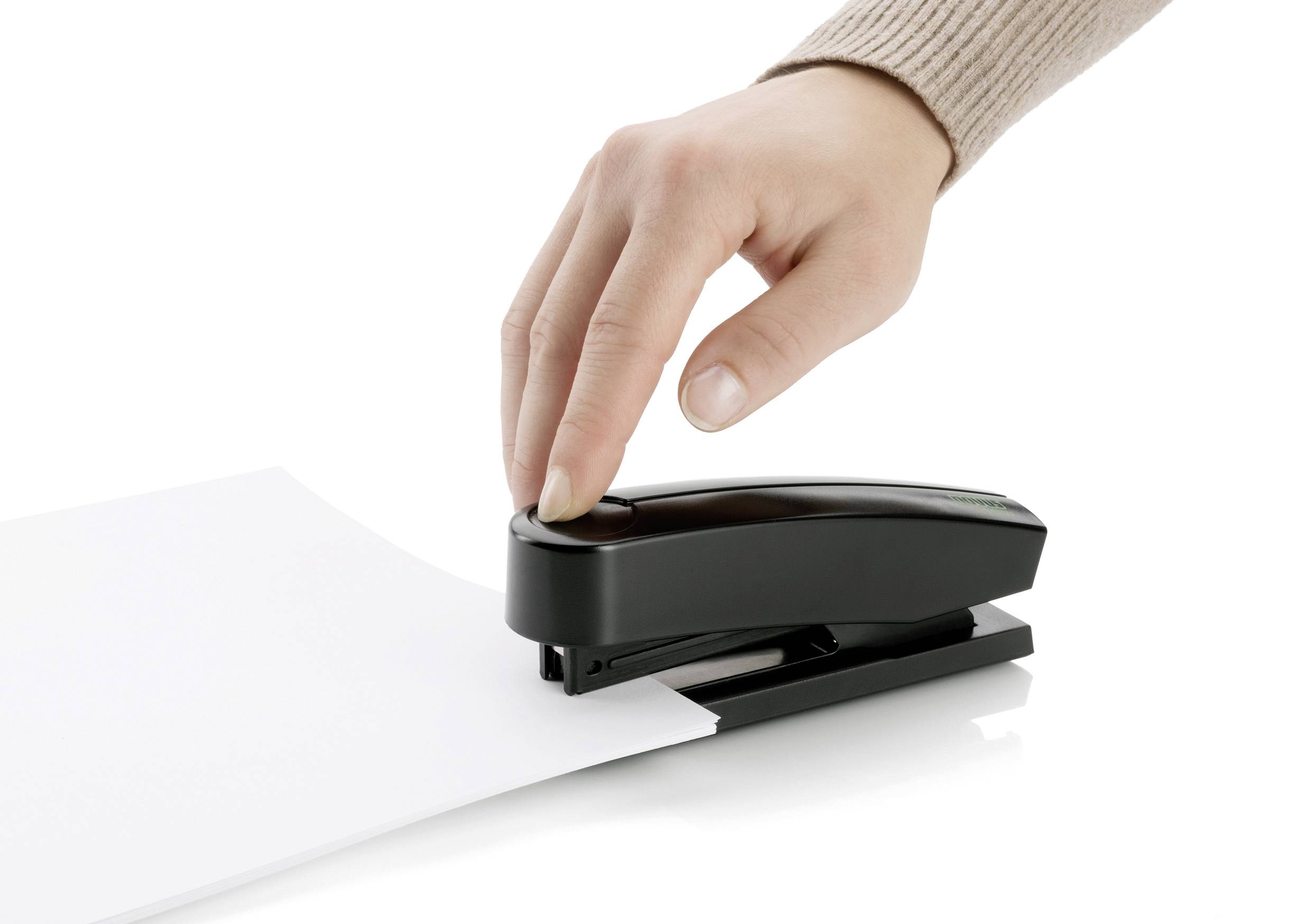 Eine Hand bedient einen schwarzen Tacker, um mehrere weiße Blätter zusammenzuheften.
