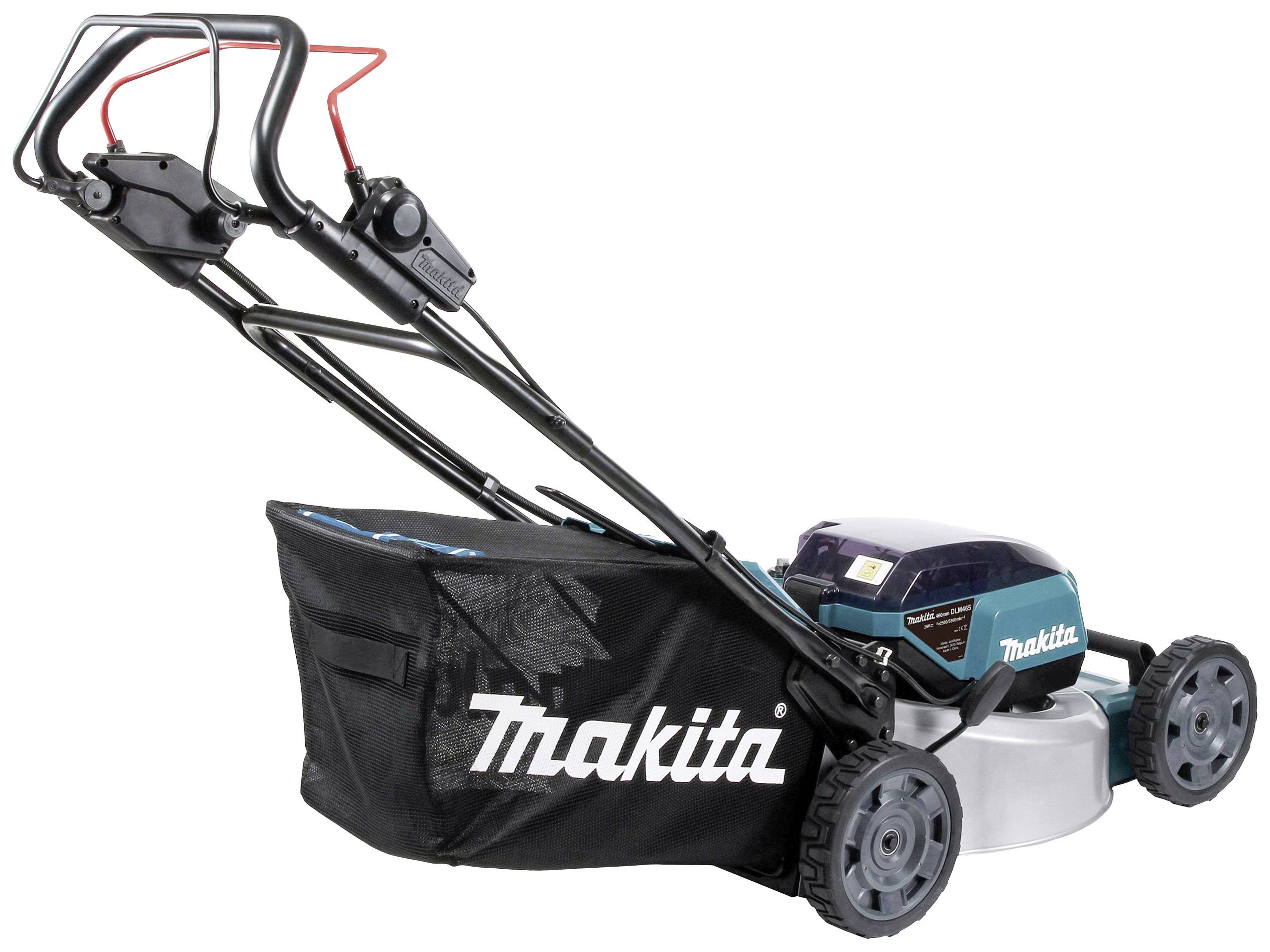 Ein elektrischer Rasenmäher der Marke Makita mit großem Fangsack und robusten Rädern auf weißem Hintergrund dargestellt.