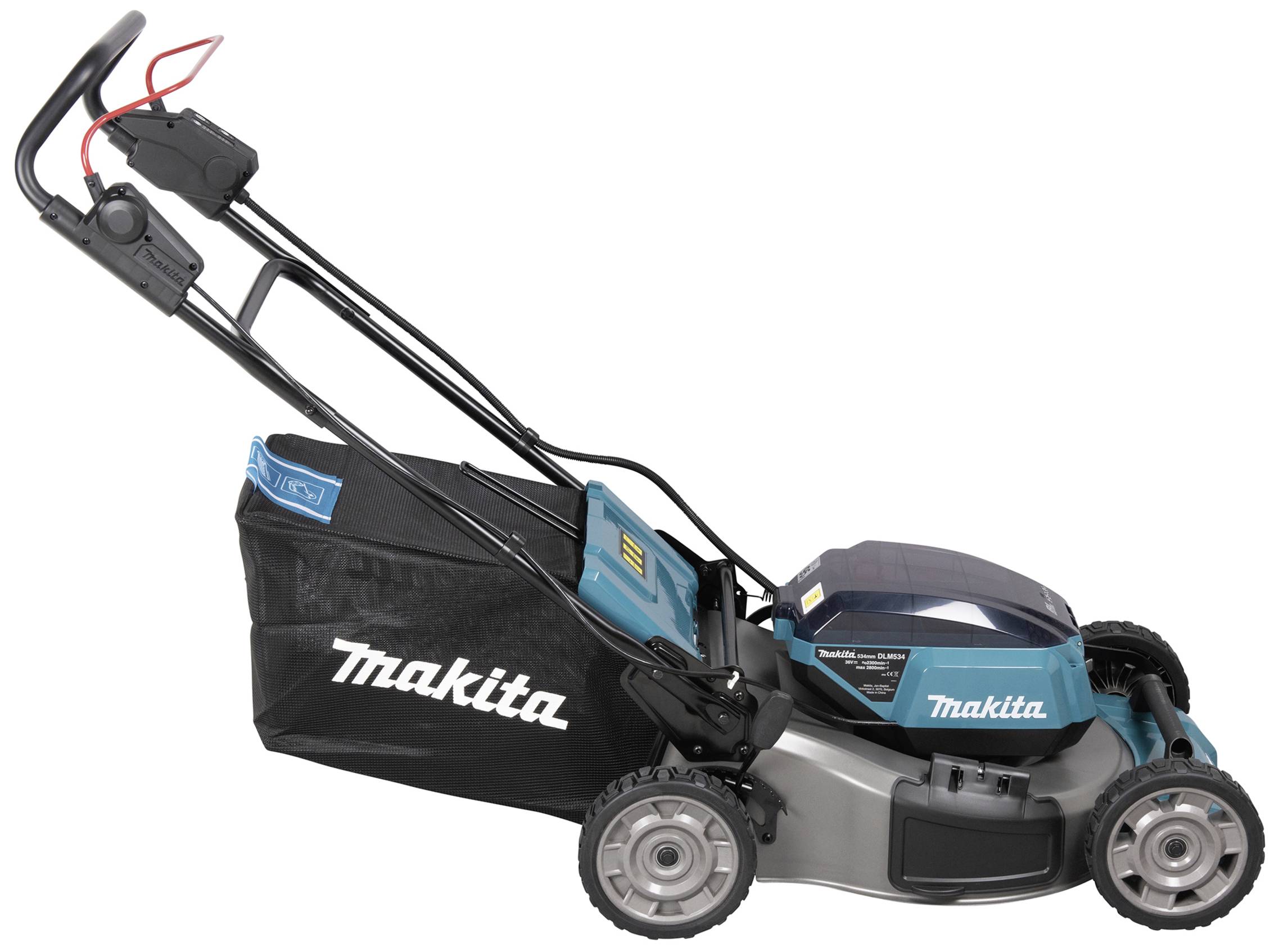 Ein blauer, elektrischer Rasenmäher der Marke Makita mit einem schwarzen Fangsack, auf einer weißen Fläche stehend.