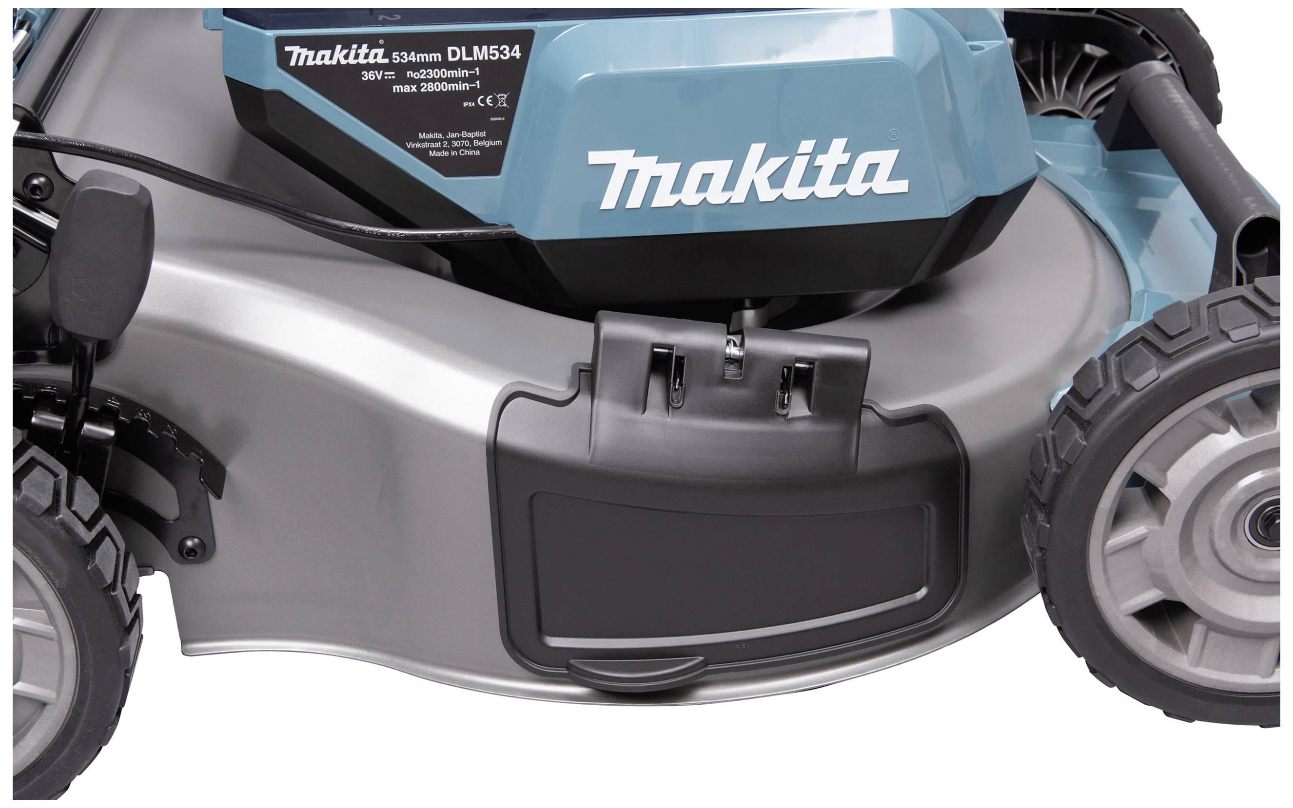 Ein Rasenmäher von der Marke Makita. Nahaufnahme zeigt das Schneidwerk und einen Teil der Räder.