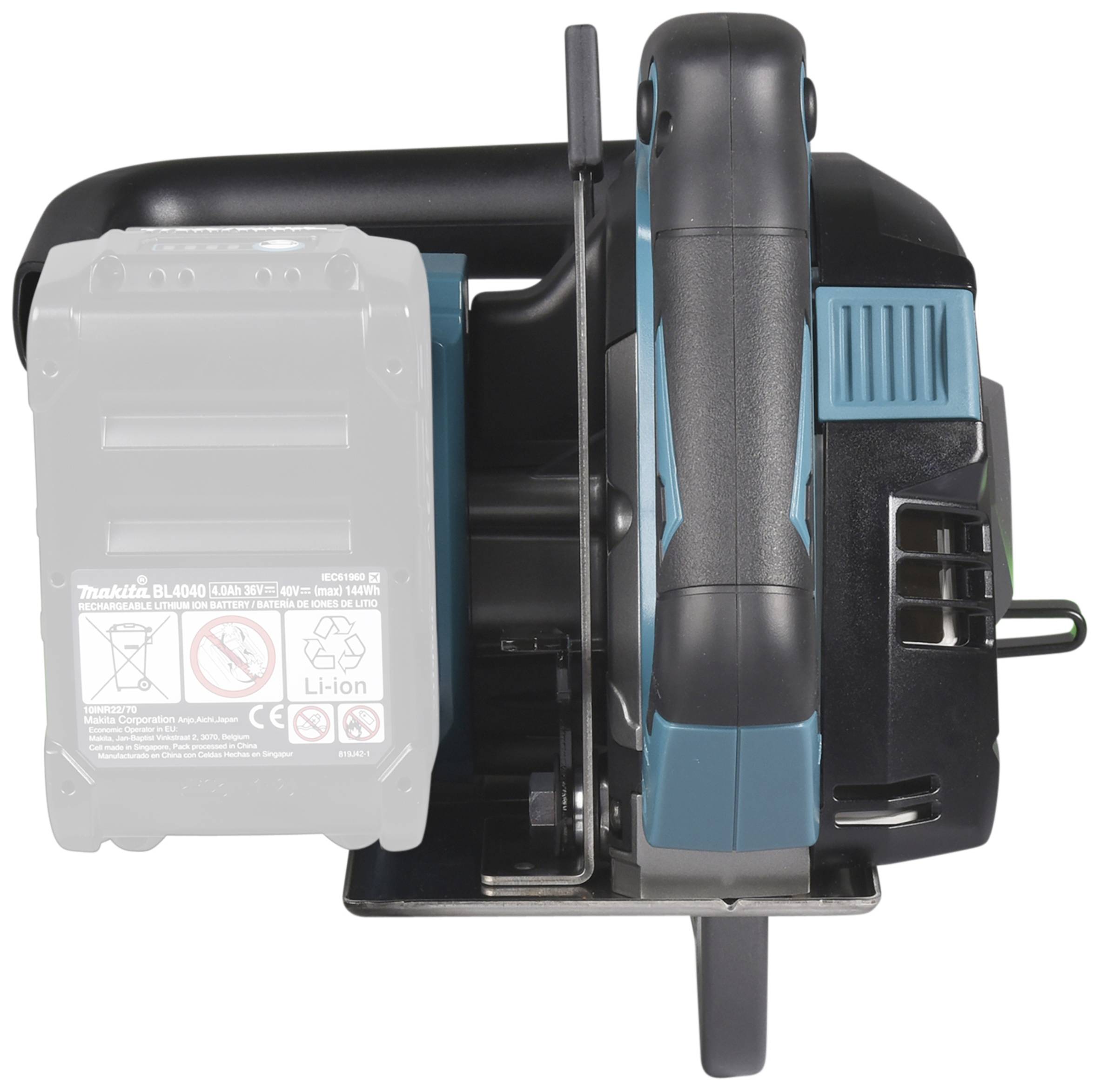 Eine Akku-Handkreissäge in schwarz und blau. Der Akku ist teilweise eingesetzt und zeigt technische Informationen.