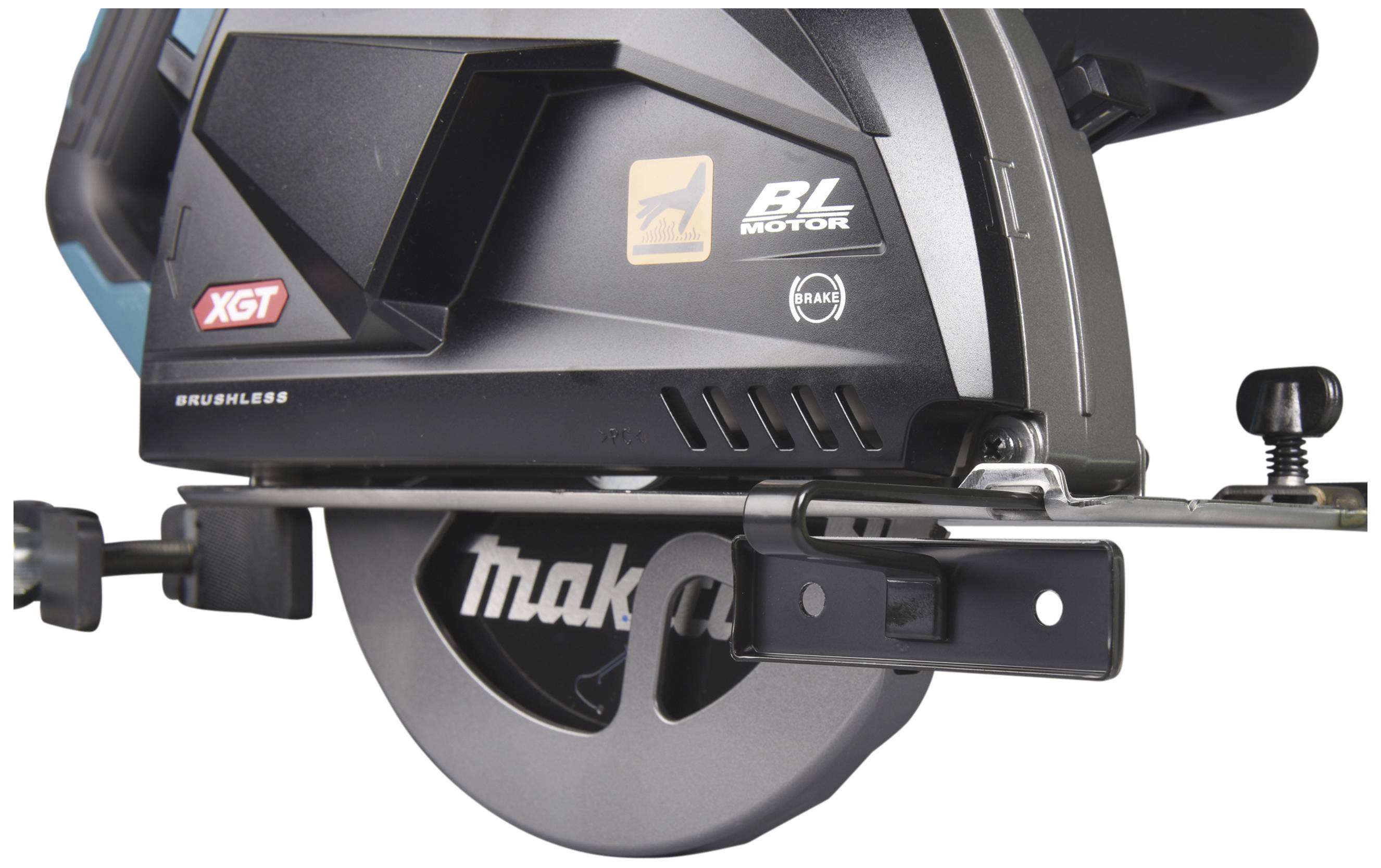 Akkubetriebene Kreissäge mit der Aufschrift 'Makita' auf der Klinge, präsentiert das Design und die Motorentechnologie.