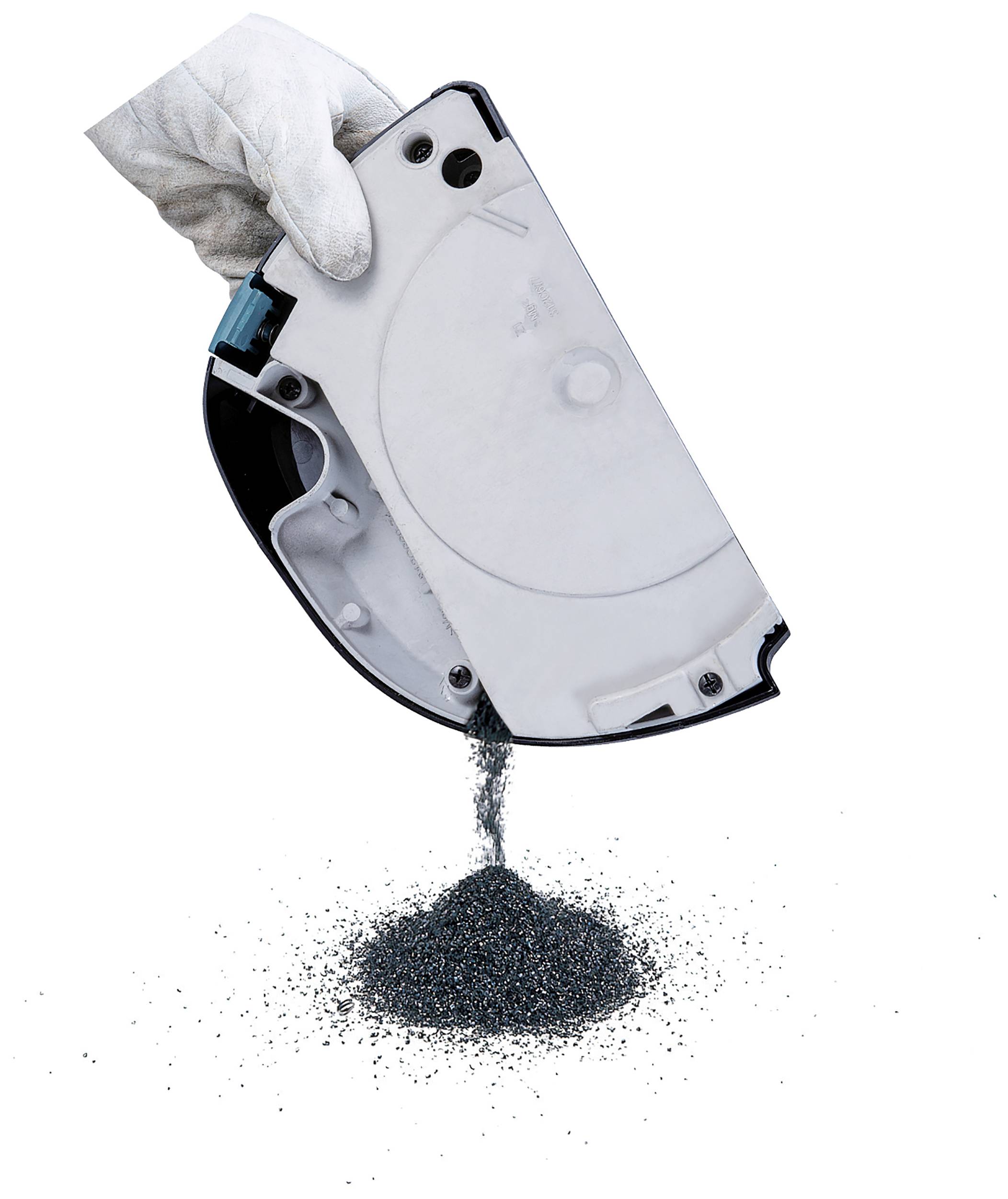 Eine Hand mit Handschuh hält ein offenes Fach, aus dem Metallpartikel herausrieseln und sich auf einem Haufen sammeln.