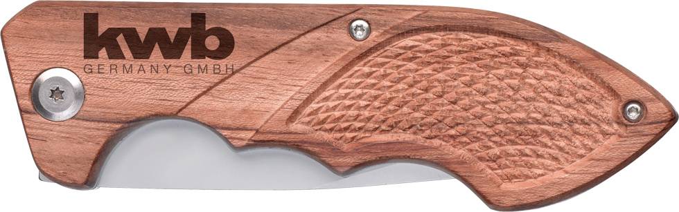 Klappmesser mit Holzgriff, darauf 'kwb Germany GmbH' aufgedruckt. Design mit Fischschuppenmuster und Metall-Verbindungsschrauben.