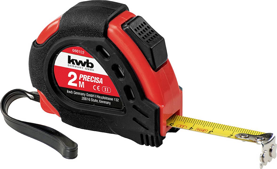 Schwarzes und rotes Maßband mit der Aufschrift '2M Precisa'. Es zeigt einen gelben Maßstab, der teilweise ausgezogen ist.