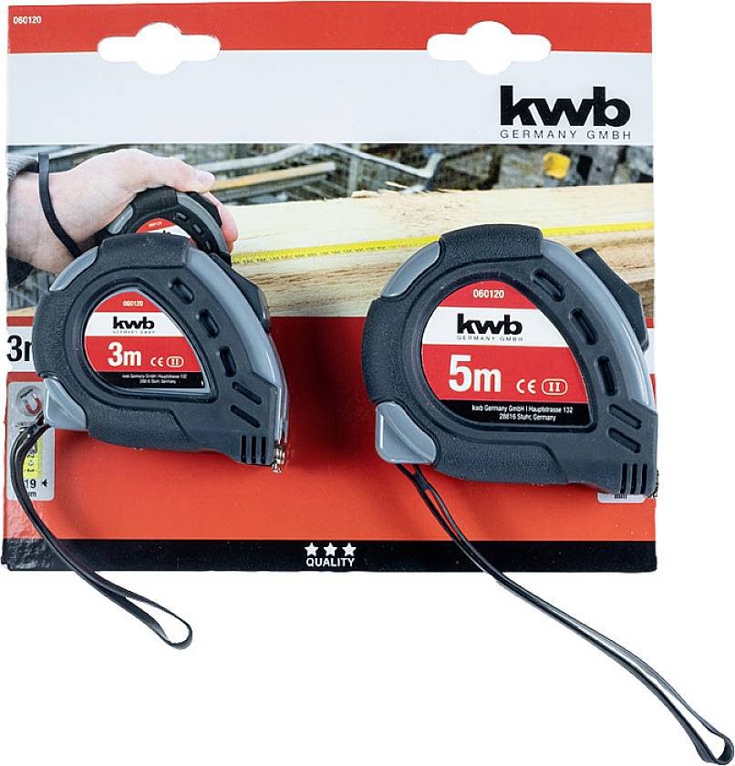 Zwei Messbänder von 'kwb' mit Längen von 3 m und 5 m auf einer Verpackung. Hintergrund zeigt ein Holzstück.
