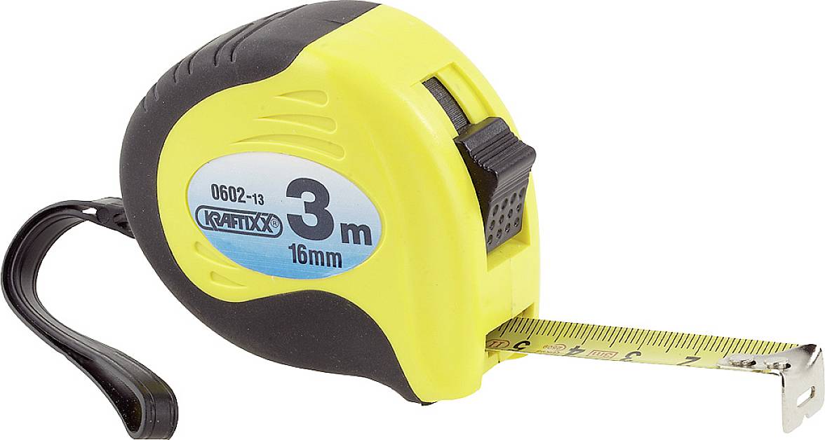 Ein gelbes Maßband mit schwarzem Gehäuse, ausgezogen bis zu 55 cm. Die Länge beträgt insgesamt 3 Meter.