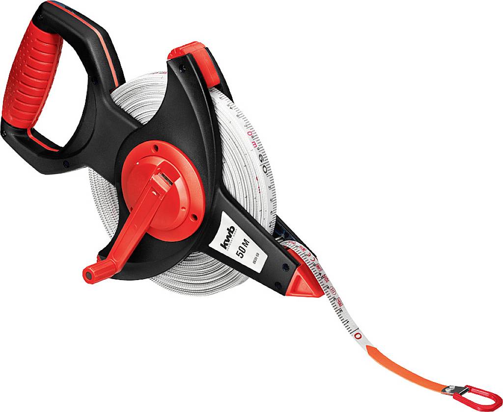 Ein Maßband mit rotem und schwarzem Griff, in einem Gehäuse aufgerollt, sichtbar bis zur Marke 50 Meter.