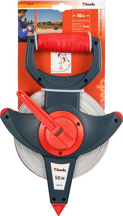 Ein 50-Meter-Maßband von kwb mit rotem Griff und Kurbel, befestigt an einer Verpackung mit Produktinformationen oben.