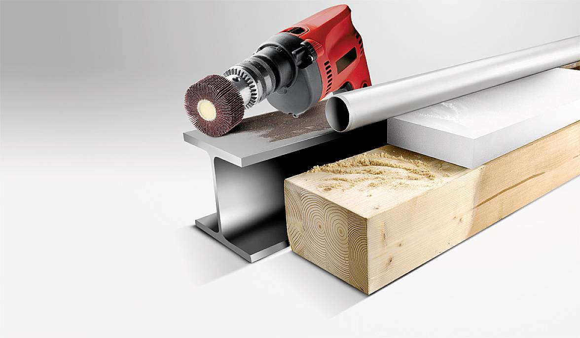 Werkzeug mit Schleifaufsatz glättet Oberflächen verschiedener Materialien wie Metall, Holz und Kunststoff auf einem weißen Hintergrund.