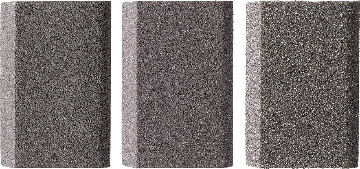 Drei unterschiedlich texturierte Schleifschwämme nebeneinander, die Unterschiede in Kornstärke und Oberfläche zeigen.