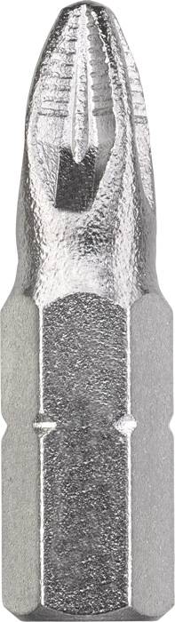 Kreuzschlitz-Bit aus Metall in Nahaufnahme, verwendet für Schraubendreher oder Akkuschrauber, zeigt gerändelte Details der Spitze.