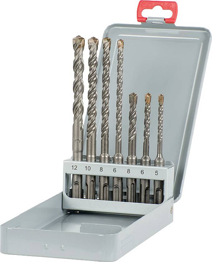 Ein offener Metallkasten mit neun Spiralbohrern in verschiedenen Größen, nummeriert von 5 bis 12. Der Kasten hat einen roten Verschluss.