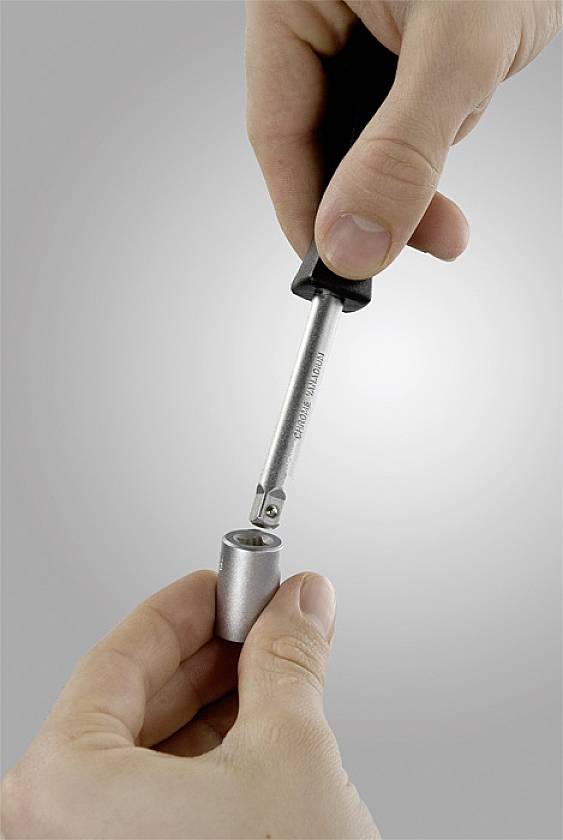 Eine Hand hält ein Metallbehälter, während die andere Hand einen Stab oder Werkzeug hineinsteckt.