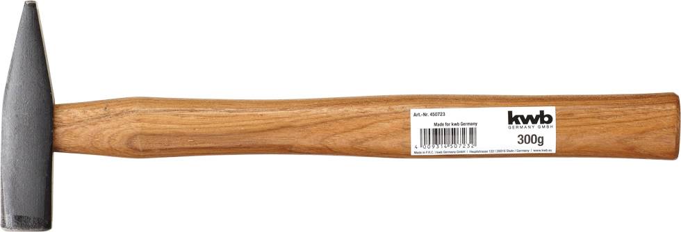 Ein Schreinerhammer mit Holzgriff und metallischem Kopf, auf dem Griff ein Etikett mit Marke und Gewicht angegeben.