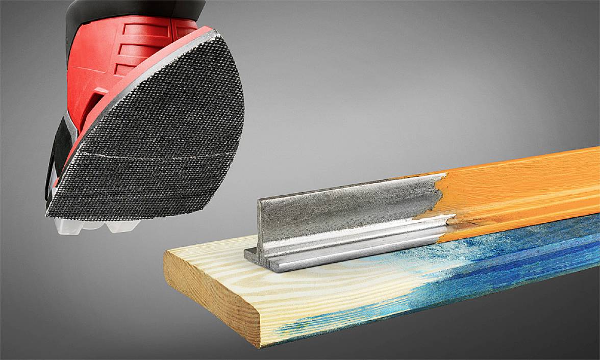 Ein Handschleifer schleift die Ecke eines Holzbretts, das blau und orange bemalt ist, neben einem Metallwinkel.