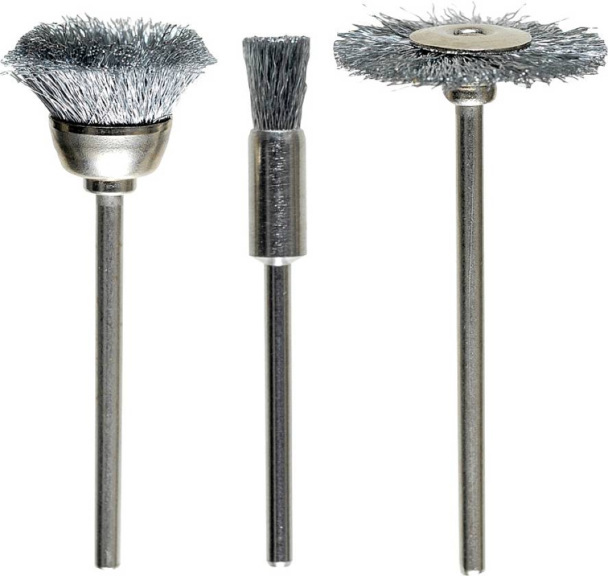 Drei unterschiedliche Drahtbürstenaufsätze für Bohrmaschinen: eine runde, eine konische und eine zylindrische Bürste aus Metall.
