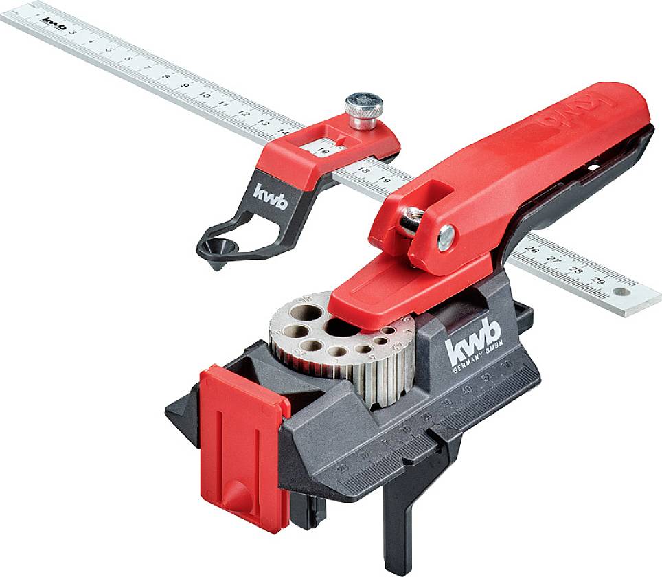 Ein rotes und schwarzes multifunktionales Schneidwerkzeug mit Maßband und verstellbarer Schneideklinge, ideal für präzises Arbeiten.