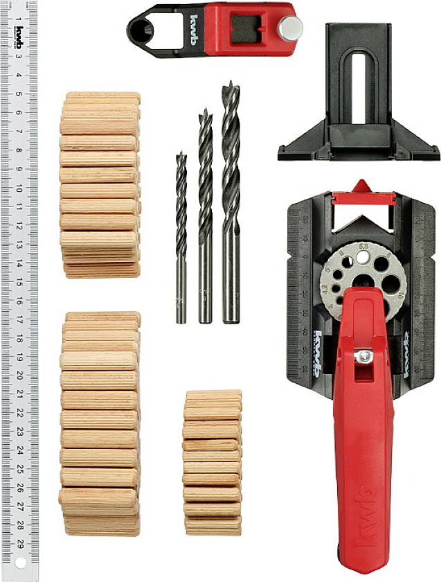 Holzverbindungsset mit drei Bohrern, Dübel in zwei Größen, Messlineal und einem roten Bohrgestell für präzise Verbindungen.