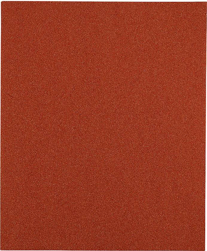 Ein rechteckiges Stück rotes Schleifpapier, grobe Körnung, wird vor einem weißen Hintergrund gezeigt.