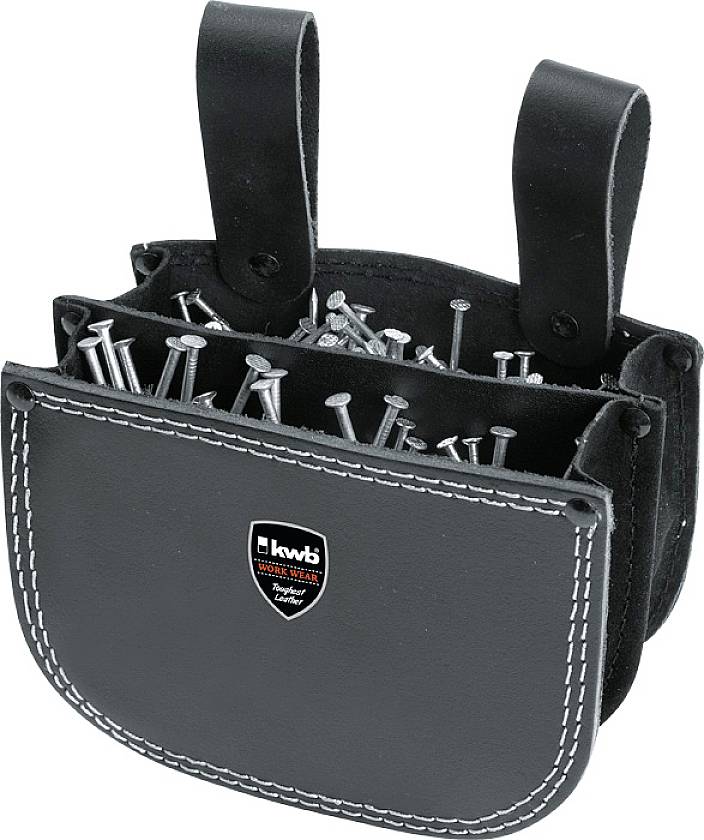 Schwarze Ledertasche mit Nägeln und Gürtelbefestigung. Dekorative Nähte und Emblem mit der Aufschrift 'kwb Work Wear'.