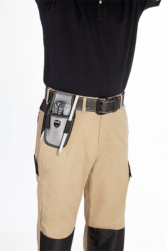 Eine Person in schwarzem T-Shirt und beigener Hose trägt einen Gürtel mit einem Etui für Werkzeuge.