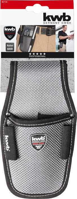 Träger für Werkzeuge aus grauem Nylon mit Logo 'kwb'. Im Hintergrund Bild eines Mannes, der ein Werkzeug in den Träger steckt.