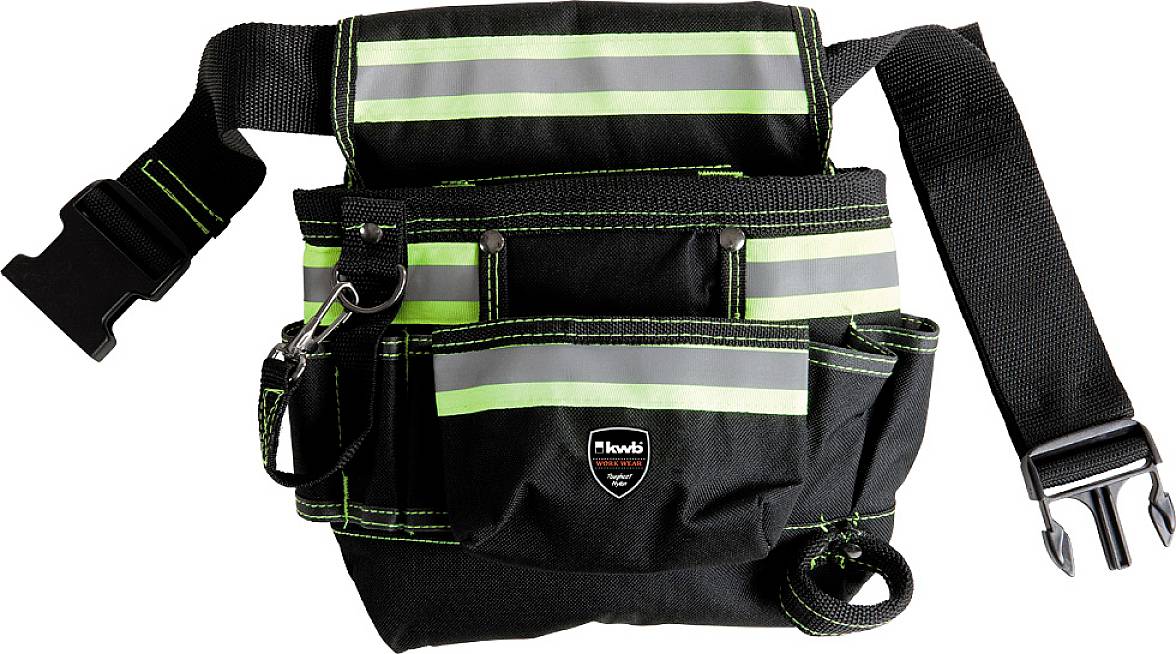 Schwarze Werkzeugtasche mit reflektierenden Streifen und mehreren Fächern; hat einen verstellbaren Gurt und Clipverschluss.