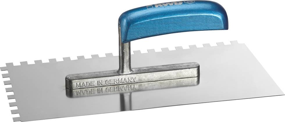 Eine Zahnkelle aus Metall mit einem blauen Griff. Sie ist in Deutschland hergestellt und wird zum Auftragen von Klebstoff oder Putz verwendet.