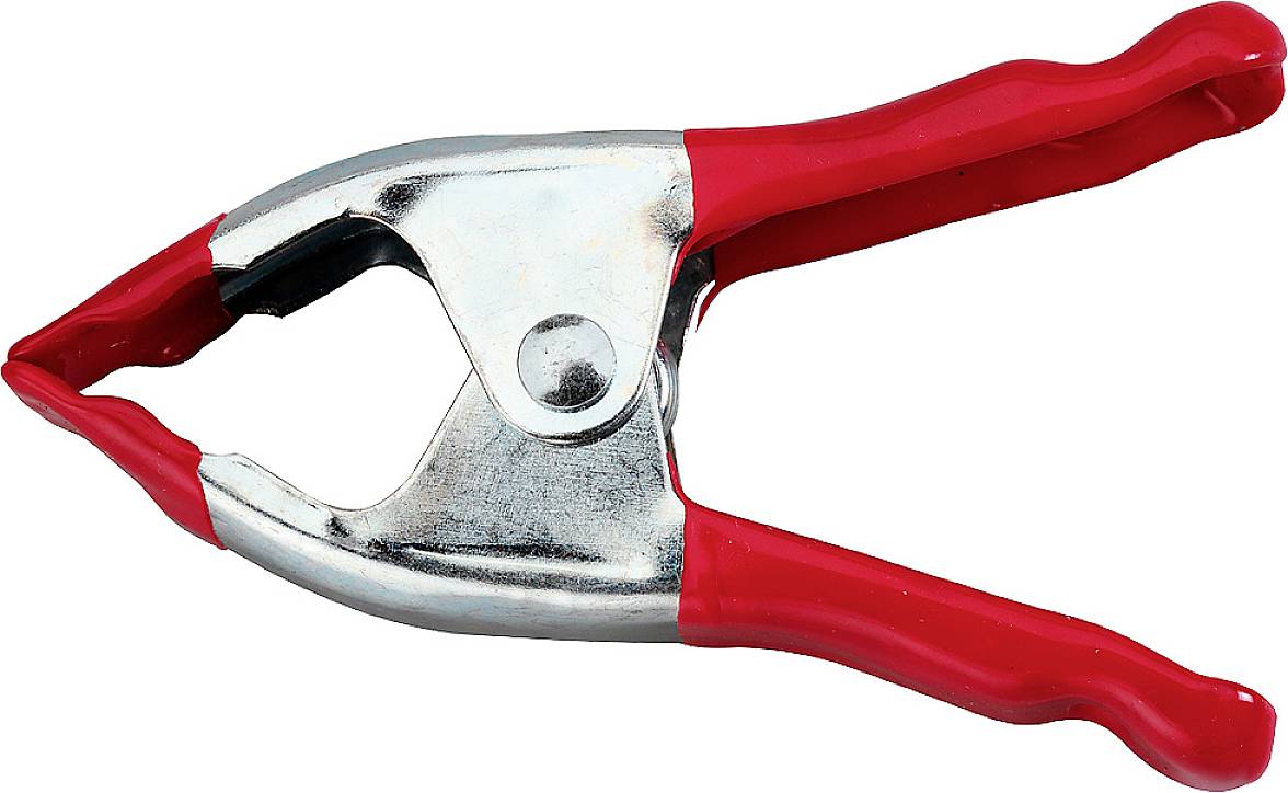 Metallklemme mit roten Griffen, geöffnet. Wird häufig zum Fixieren von Materialien genutzt.