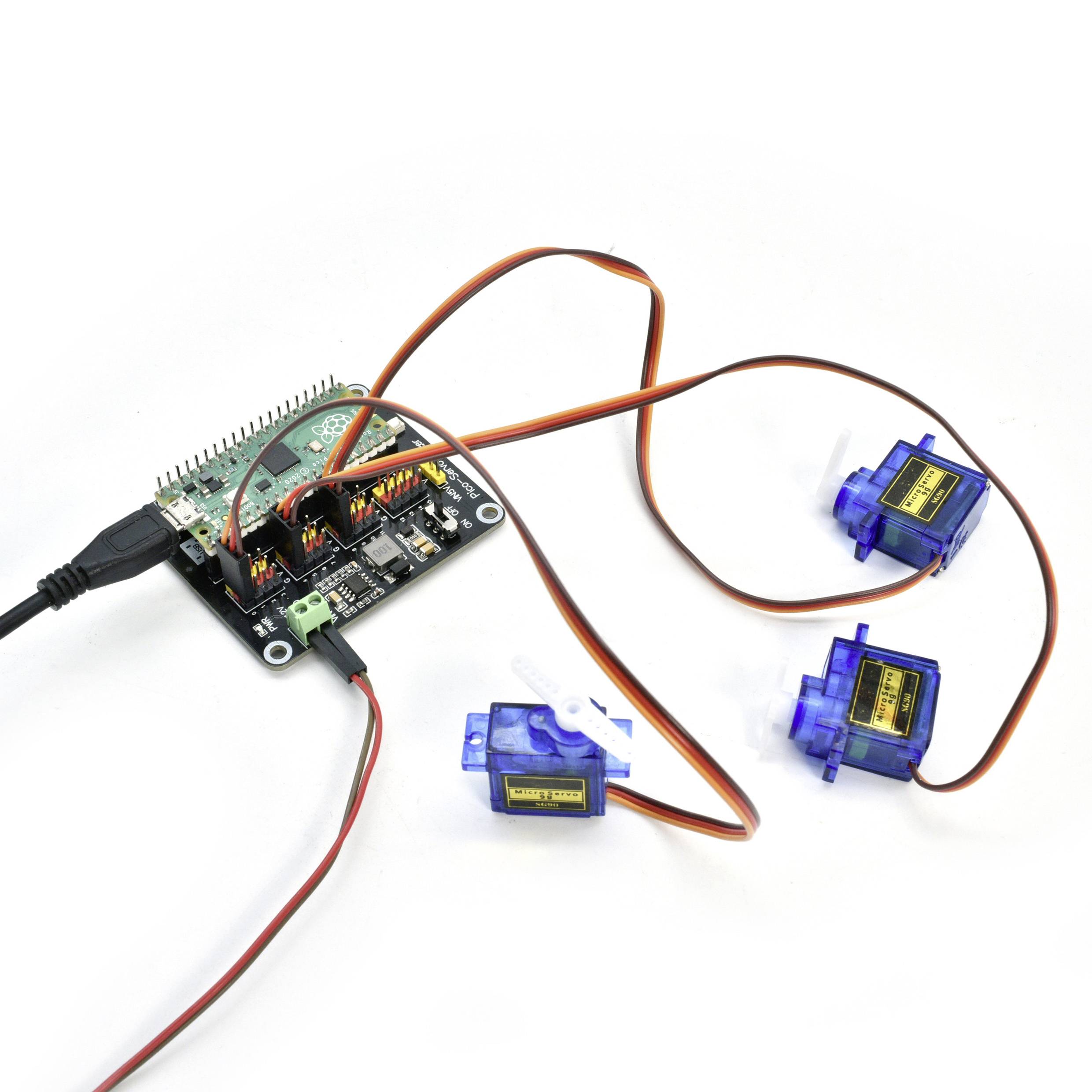 Ein Mikrocontroller-Board mit angeschlossenen Servomotoren zeigt eine einfache Elektronikschaltung.