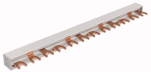 Ein Isolator mit mehreren Kupferanschlüssen in einer Reihe, dient zur elektrischen Verbindung und Verteilung in einem Schaltschrank.