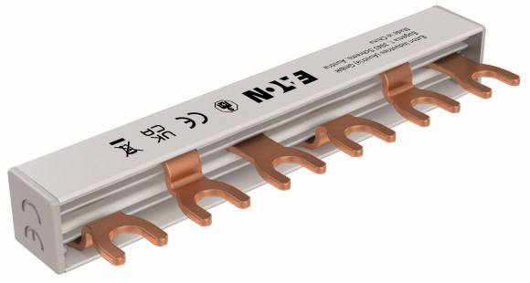 Ein Kupferstromverteiler mit mehreren Gabeln zur Verbindung von elektrischen Komponenten in einem Verteilerkasten.