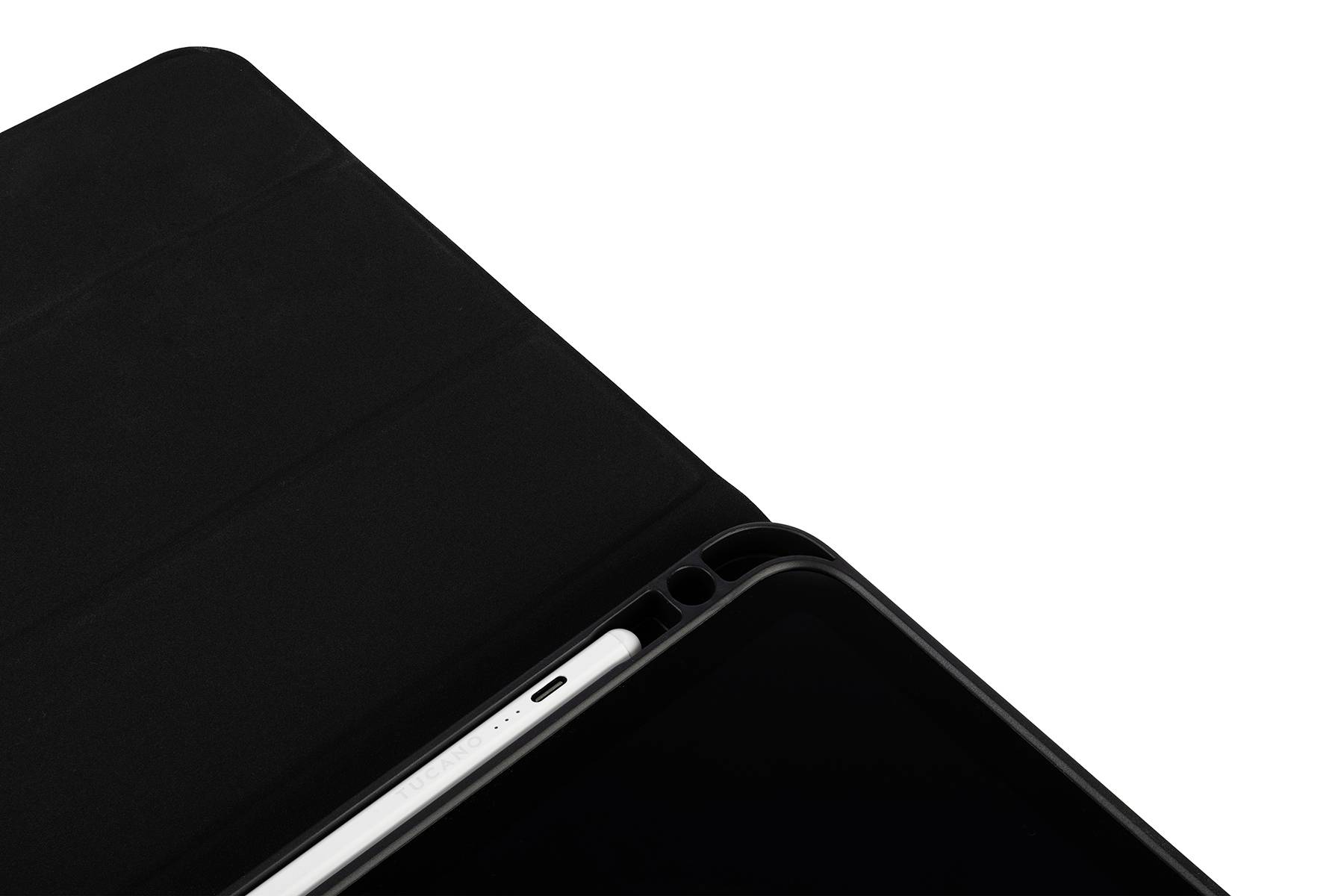 Ein Tablet in einer schwarzen Hülle, teilweise geöffnet, auf einem weißen Hintergrund.