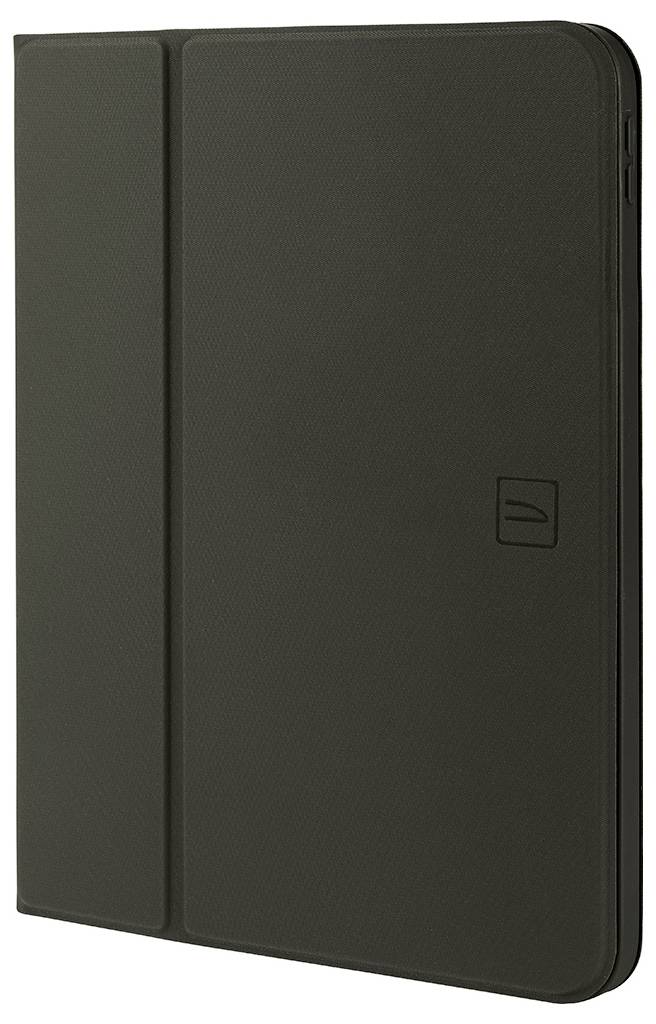 Schwarze Schutzhülle für ein Tablet, geschlossen. Sie hat eine glatte Oberfläche mit einem dezenten Logo in der Mitte.