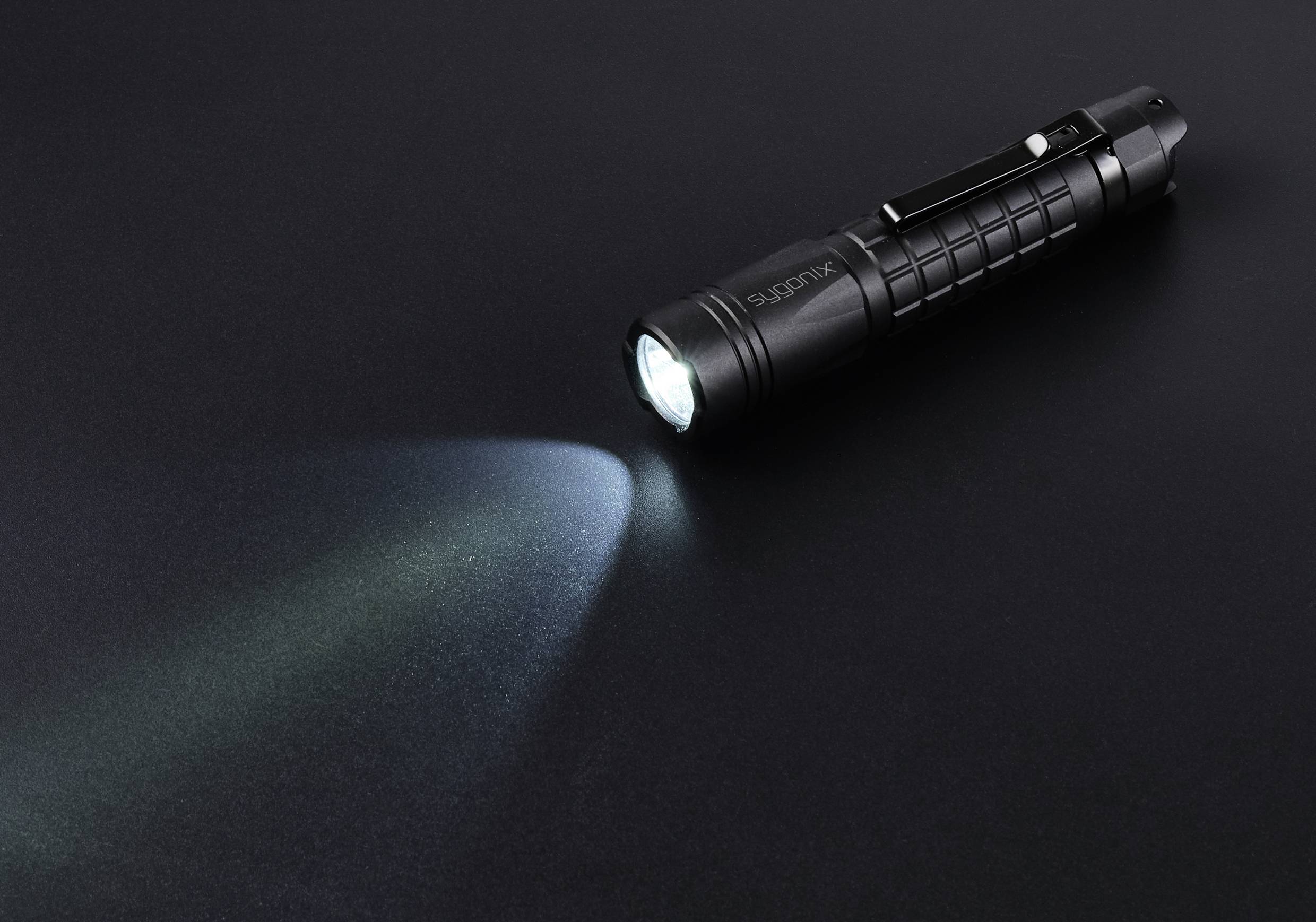 Sygonix SMD LED Taschenlampe mit Gürtelclip, IP68 (wasserdicht), mit Stroboskopmodus batteriebetrieben 300lm 4h 54g