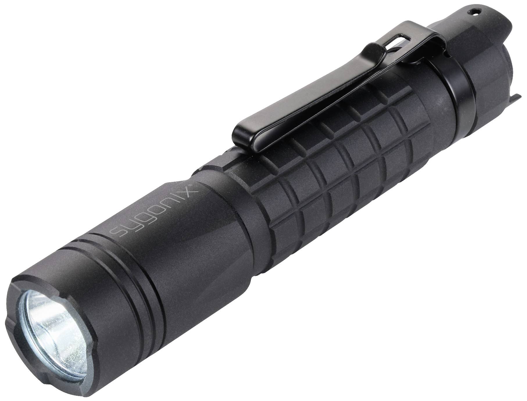 Schwarze Taschenlampe mit strukturiertem Griff und Clip, eingeschaltet und leuchtend, seitliche Ansicht.