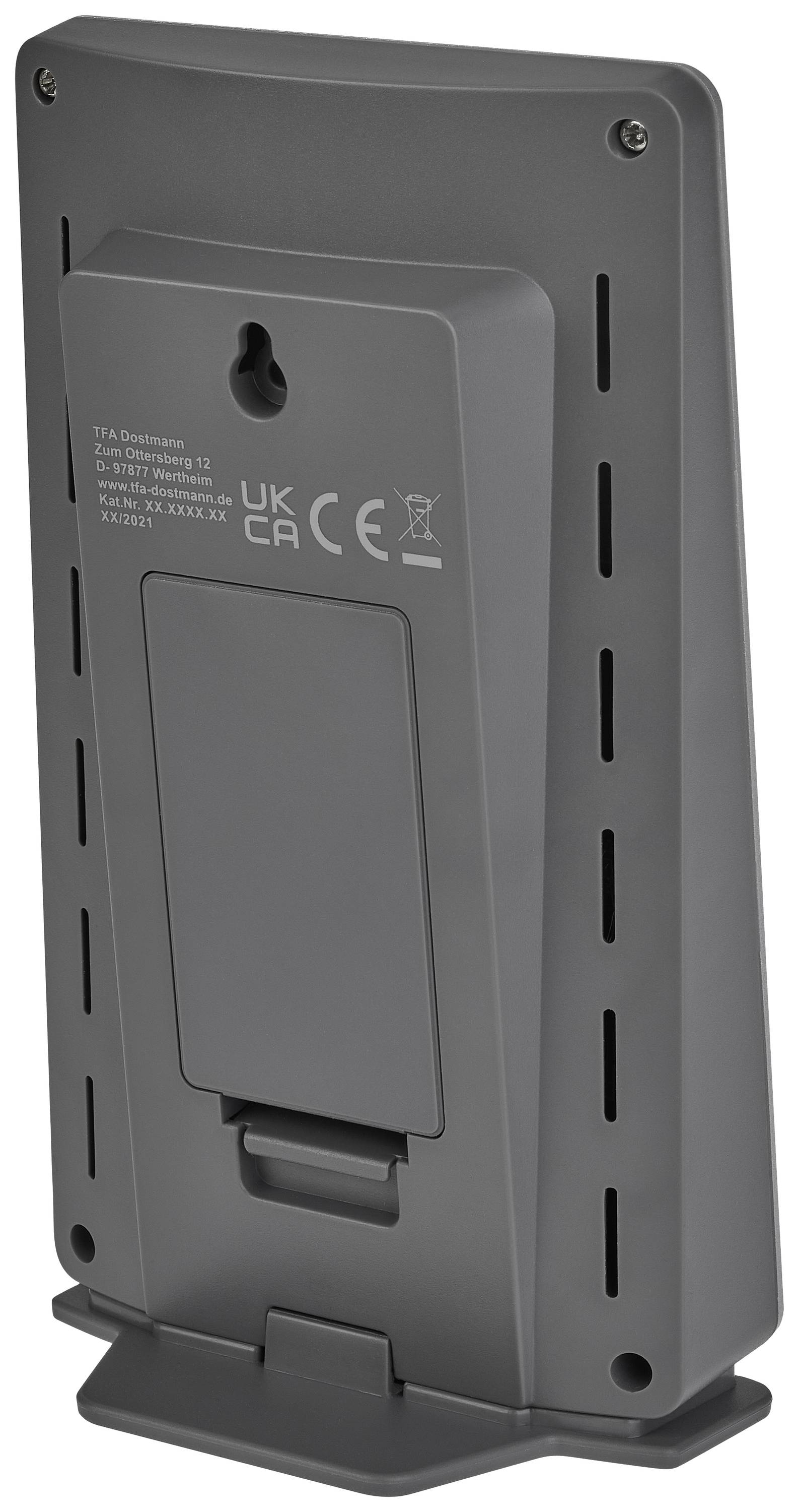 Das Bild zeigt die Rückseite eines grauen elektronischen Geräts, eventuell ein Messgerät, mit Batteriefach und Zertifizierungsaufdrucken.