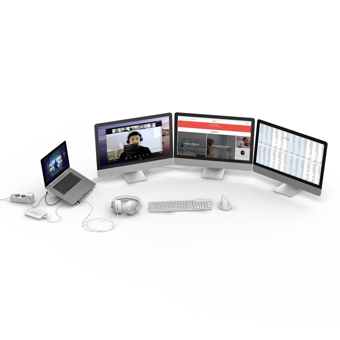 Mehrere Monitore und ein Laptop zeigen verschiedene Inhalte: ein Videocall, Webseiten und ein Datenblatt. Kopfhörer und Maus sind sichtbar.