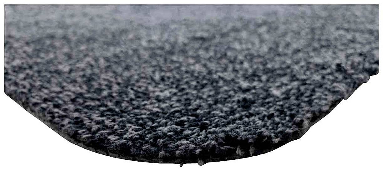 Grauer, leicht strukturierter Teppich in Nahaufnahme, zeigt ein dichtes Gewebe mit feiner, matter Oberfläche.