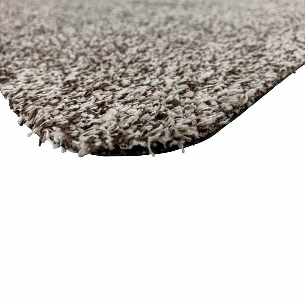 Nahaufnahme einer braunen, rechteckigen Fußmatte mit abgerundeten Ecken auf hellem Hintergrund.