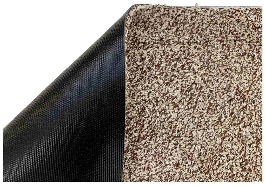 Ein rechteckiger Teppich mit rötlich-beigefarbenem Flor und schwarzer rutschfester Unterseite ist teilweise umgeklappt sichtbar.