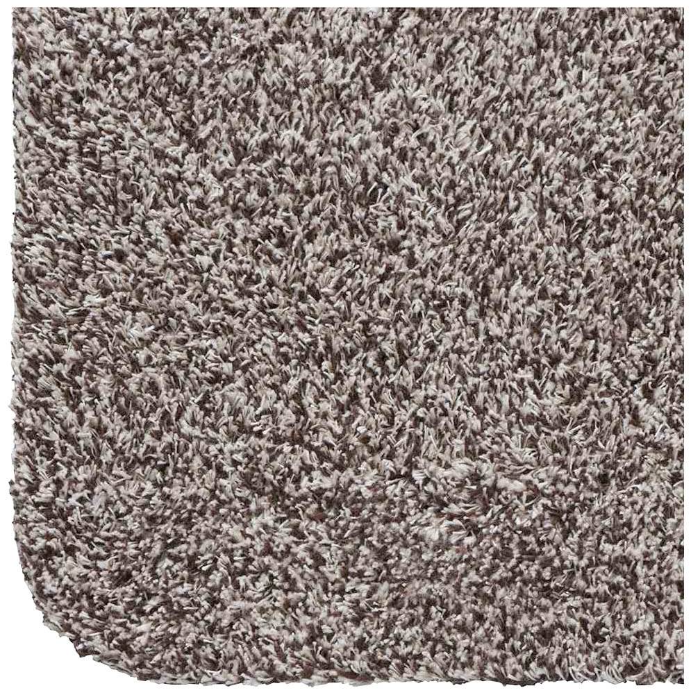 Ein flauschiger, rechteckiger Teppich in hellbraun mit dichten, weichen Fasern.