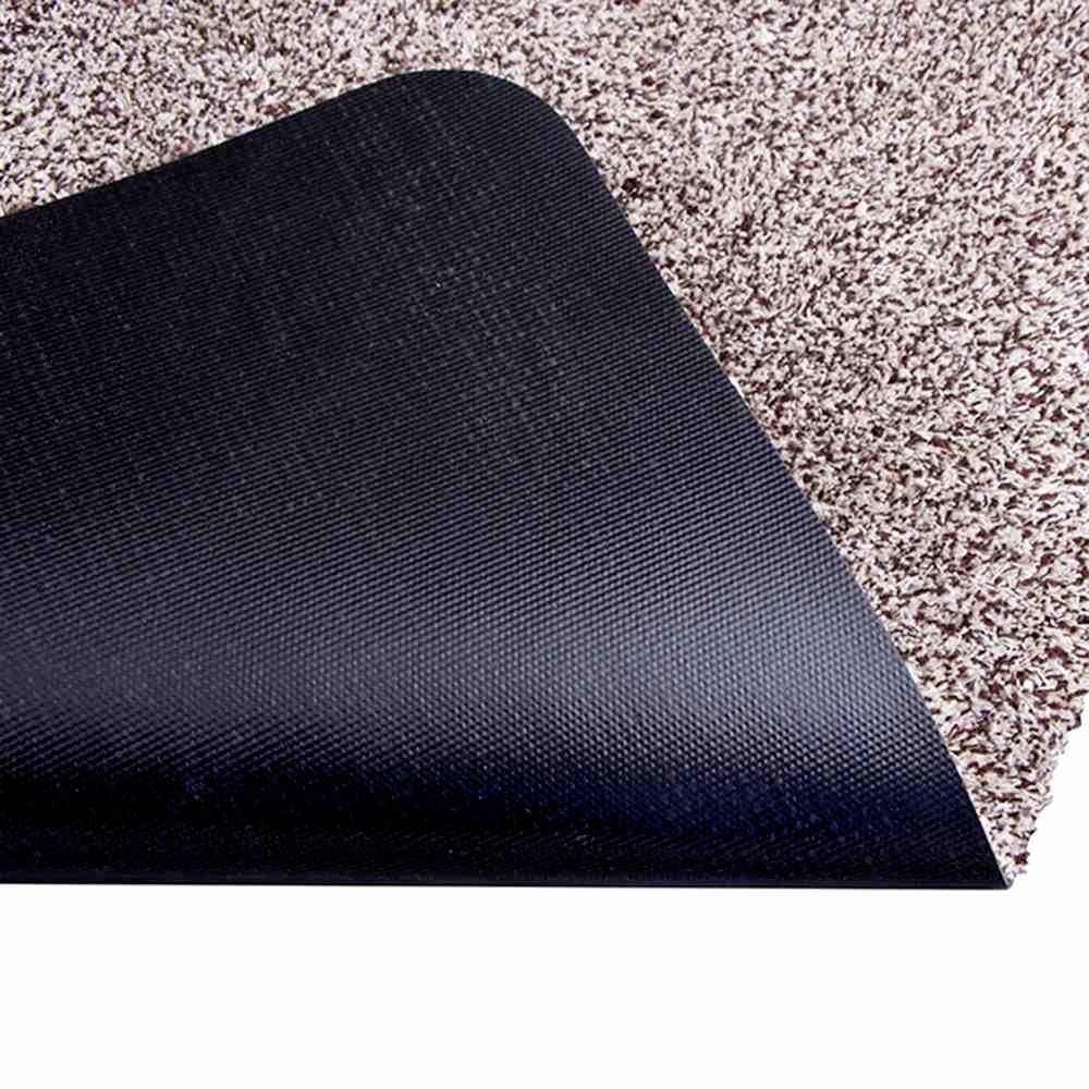 Teppich, der teilweise umgedreht ist, zeigt die rutschfeste schwarze Unterseite. Oben melierte beige Oberfläche.