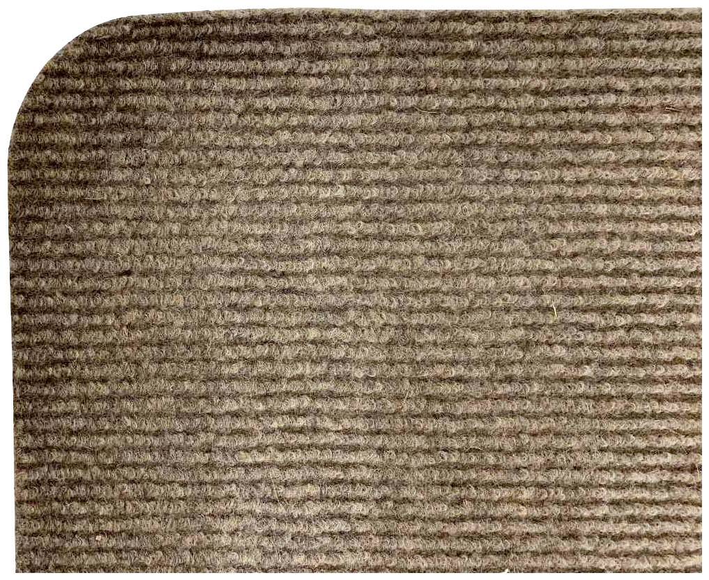 Ein rechteckiger, beige-brauner Teppich mit abgerundeter Ecke und horizontal verlaufendem Rillenmuster.