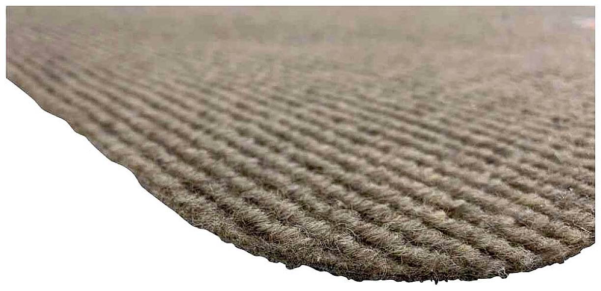 Ein Nahaufnahmefoto einer strukturierten, beige-braunen Teppichkante. Der Teppich zeigt ein gewelltes Muster.
