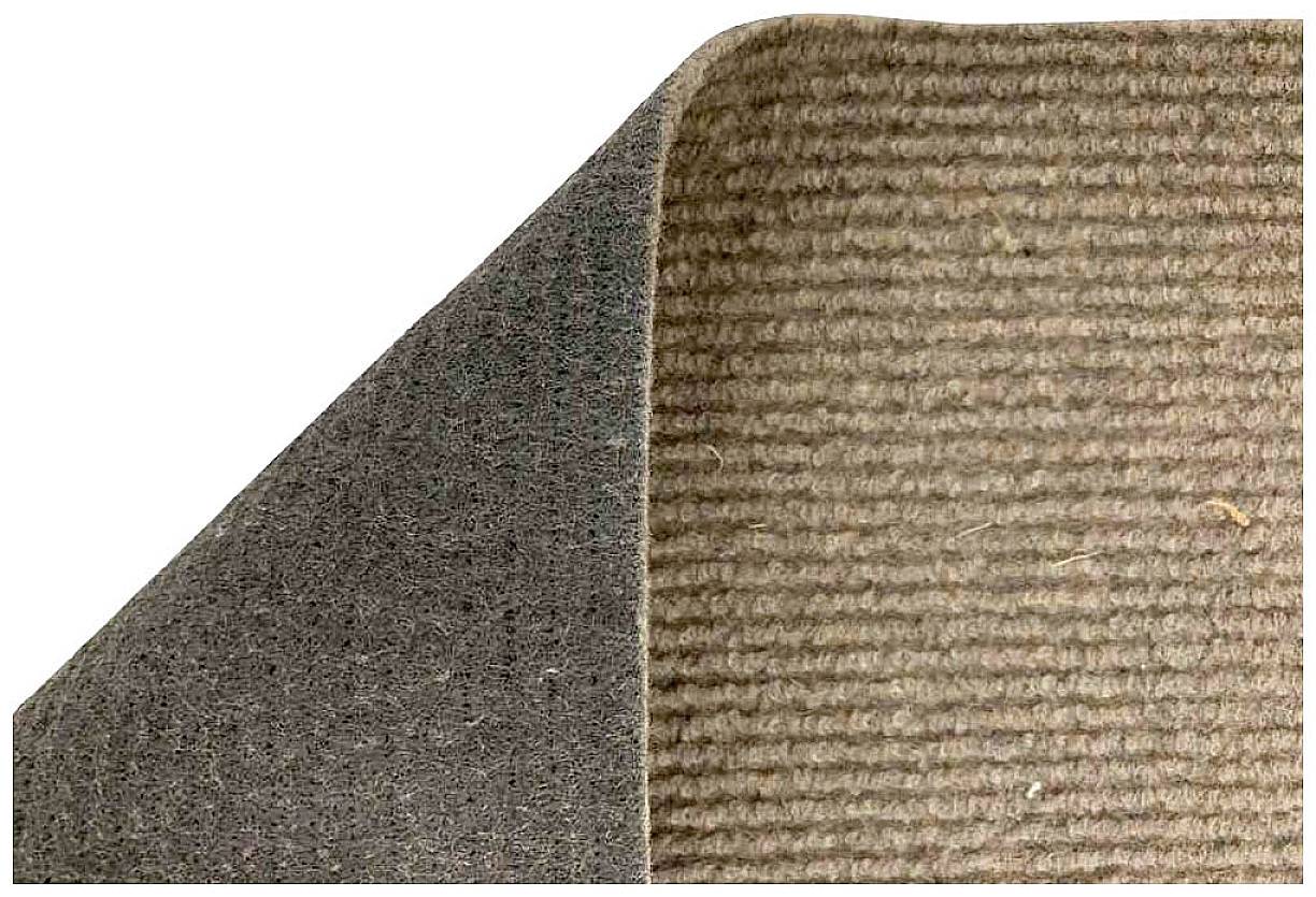 Eine umgeklappte Teppichkante zeigt die Rückseite. Der Teppich hat eine streifige Textur und erdige Farben.