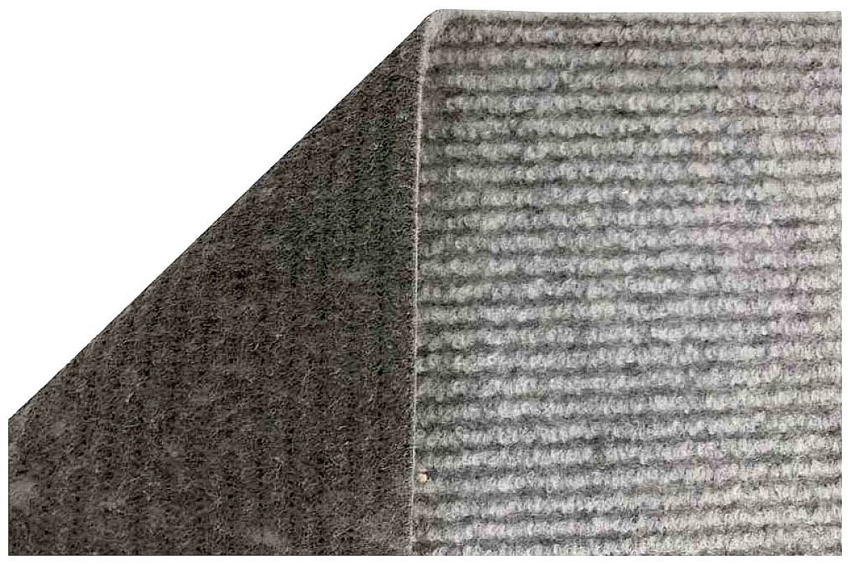 Ein rechteckiger Teppich mit einer braunen, mittig in der Farbe wechselnden Unterseite und einer gerippten, mehrfarbigen Oberseite.