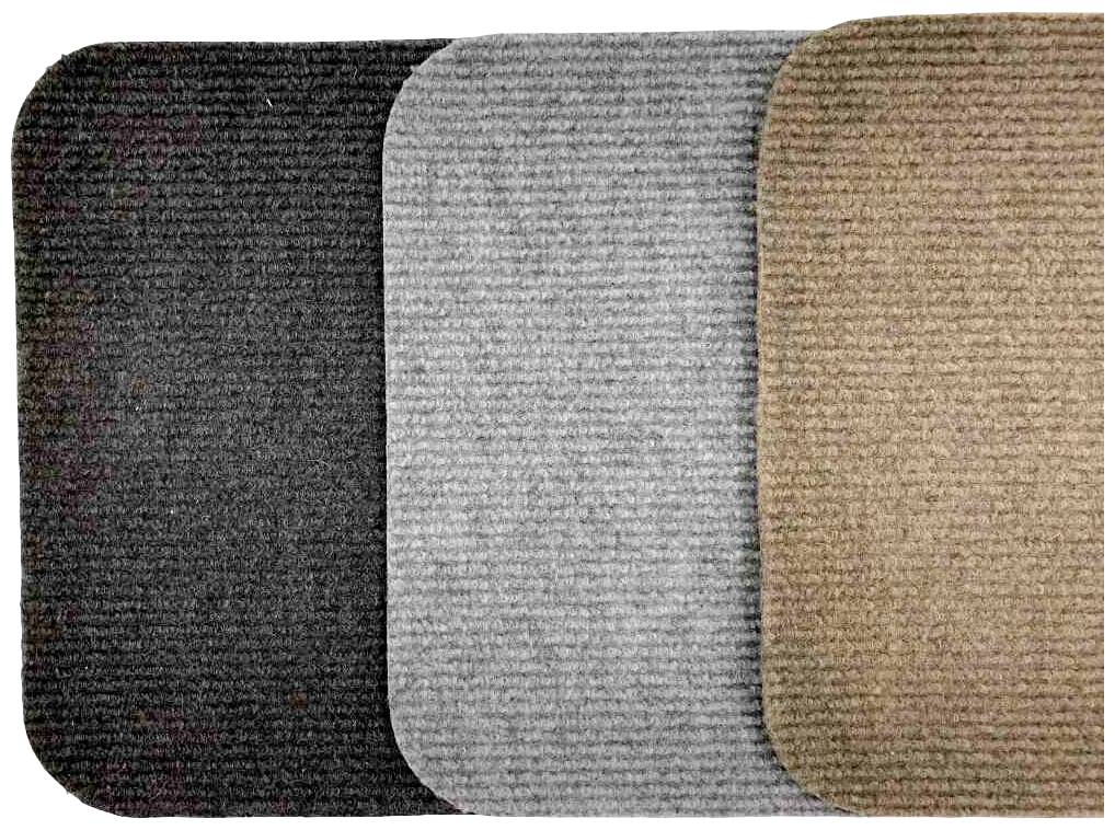 Drei Teppichproben in den Farben Schwarz, Grau und Beige sind nebeneinander angeordnet. Die Proben haben abgerundete Ecken.