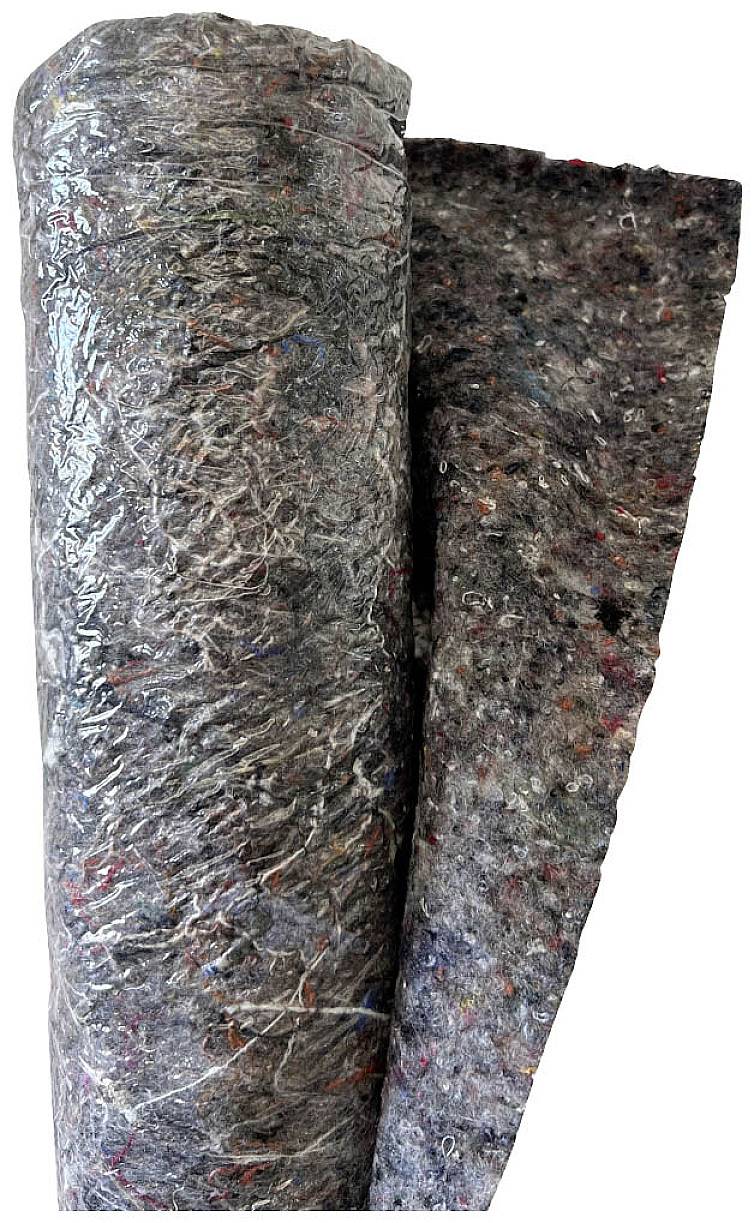 Dämmstoffrolle aus recyceltem Textilmaterial, bestehend aus dunklen, faserigen Schichten mit bunten Flecken. Hochkant aufgestellt.